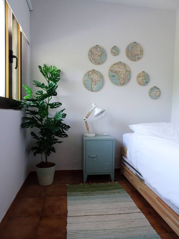 Slaapkamer 2: 
twee eenpersoonsbed (80 x 200). Bedden in deze foto zitten bovenop elkaar, maar kunnen naast elkaar worden geplaatst.