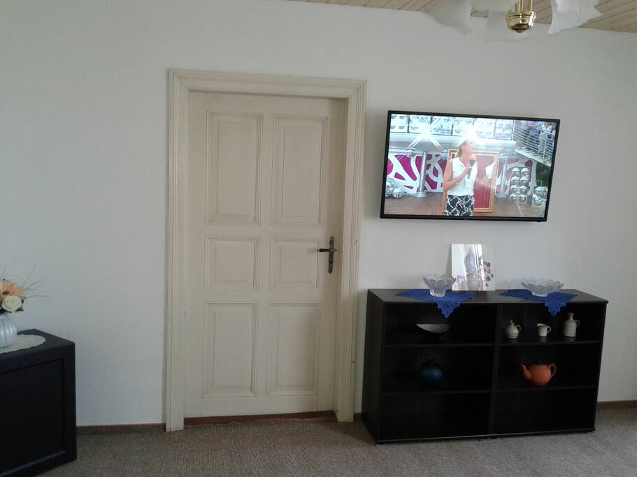 Wohnzimmer mit SAT-TV