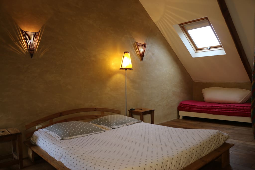 ÉTAGE : chambre lit 160x200 cm + 1 banquette lit 1 ou 2 personnes.