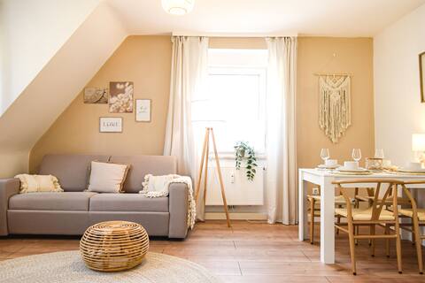 BOHO-Apartment. Feel like Home. Tiny Bath. Garage