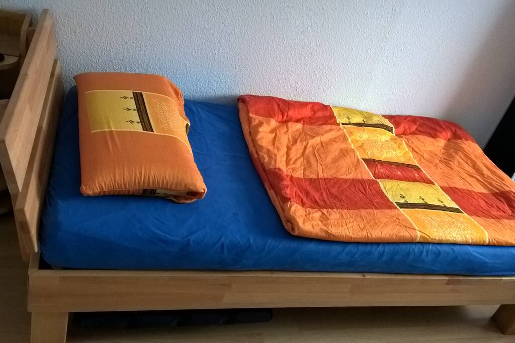 bed in the room to let