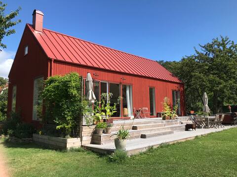 Stort modernt hus plus friggebod
