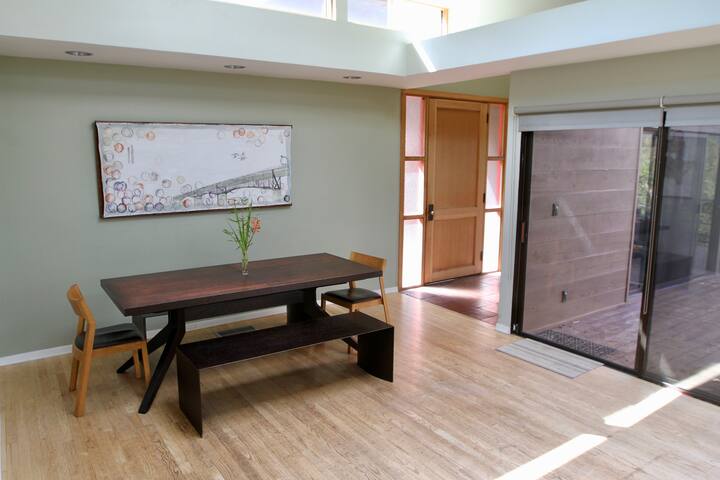 Spacious mid-century modern oasis near the beach gallery image 4