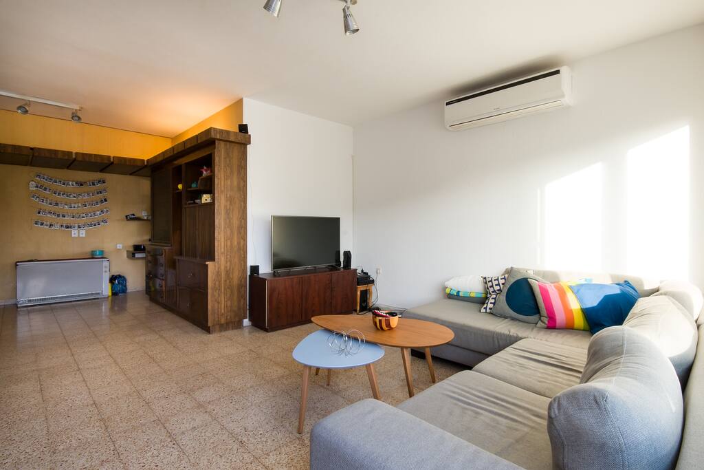 Wifi connected Smart TV with Netflix, Cable and