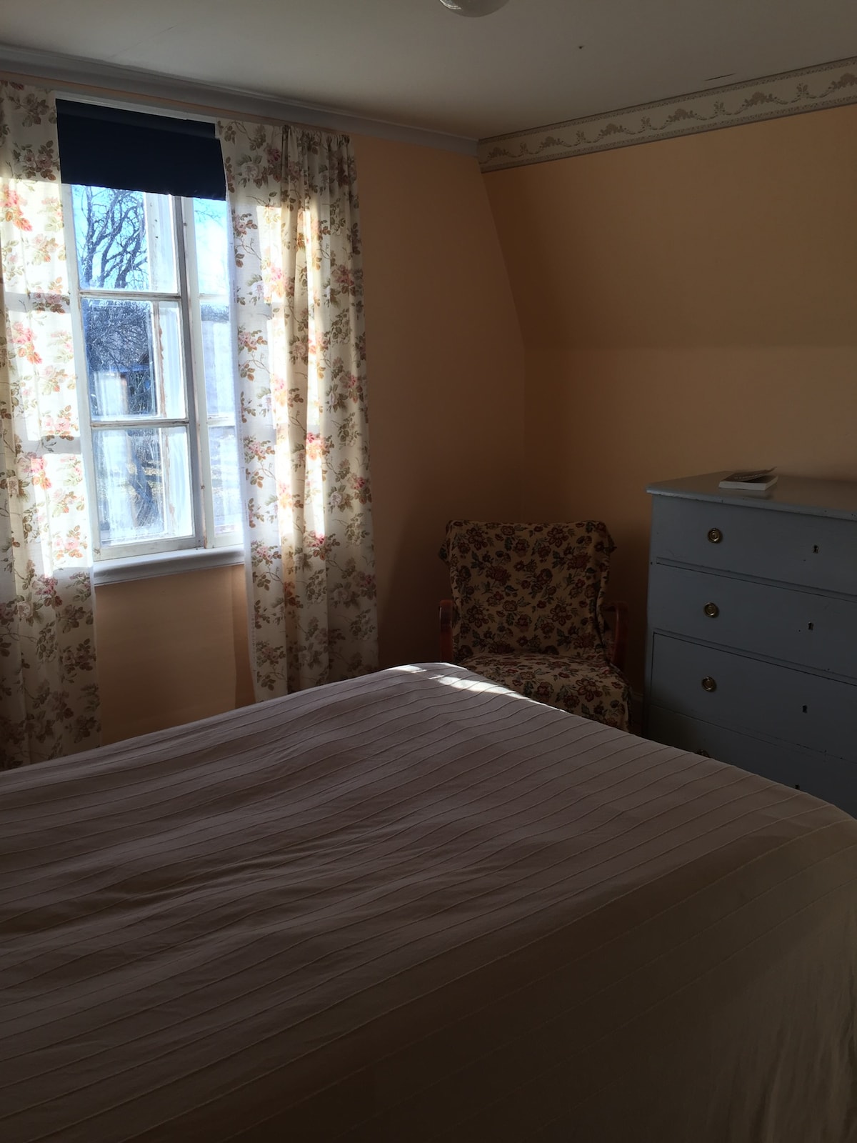 Një nga dhomat e gjumit. 140 cm krevat.