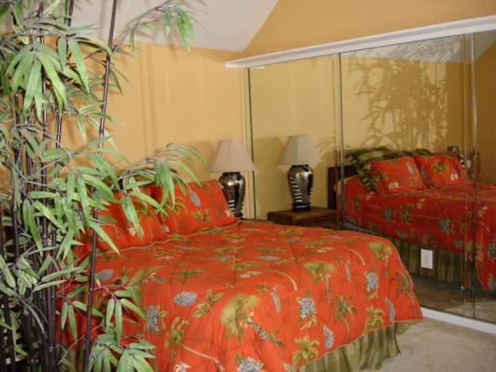 Მთავარი საძინებელი ცალკე სააბაზანოთი ზემოთ (დიდი საწოლი)