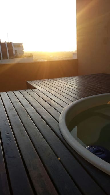 Sol nascendo - vista do deck da piscina privativa da cobertura