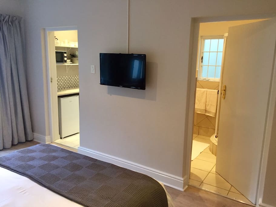 Cable TV, Kitchenette and gorgeous en-suite bath and shower