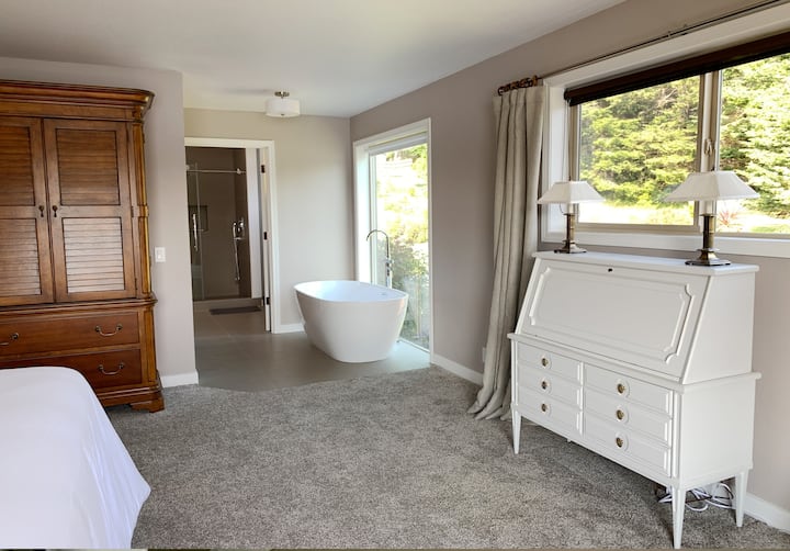 V roku 2020 bola zrekonštruovaná hlavná spálňa a kúpeľňa s voľne stojacou vaňou pred oknom s obrázkami.