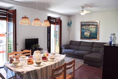 Propiedad de Airbnb exitosa: Centrally located apartment next to the beach with parking en Blanes
