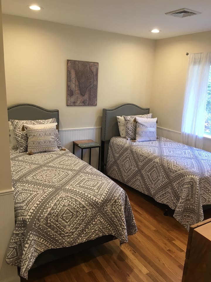 Chumba cha kulala cha wageni kilicho na vitanda viwili