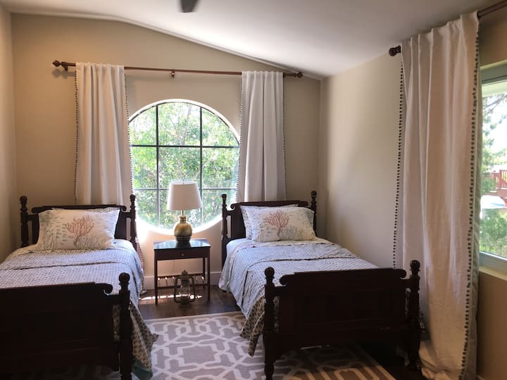 Гранат Хил и спално бельо West Elm в тази трета спалня с изглед към кръгъл прозорец/залив! Тази стая разполага с трето „дневно легло“ (не е показано). Натрупайте децата тук!