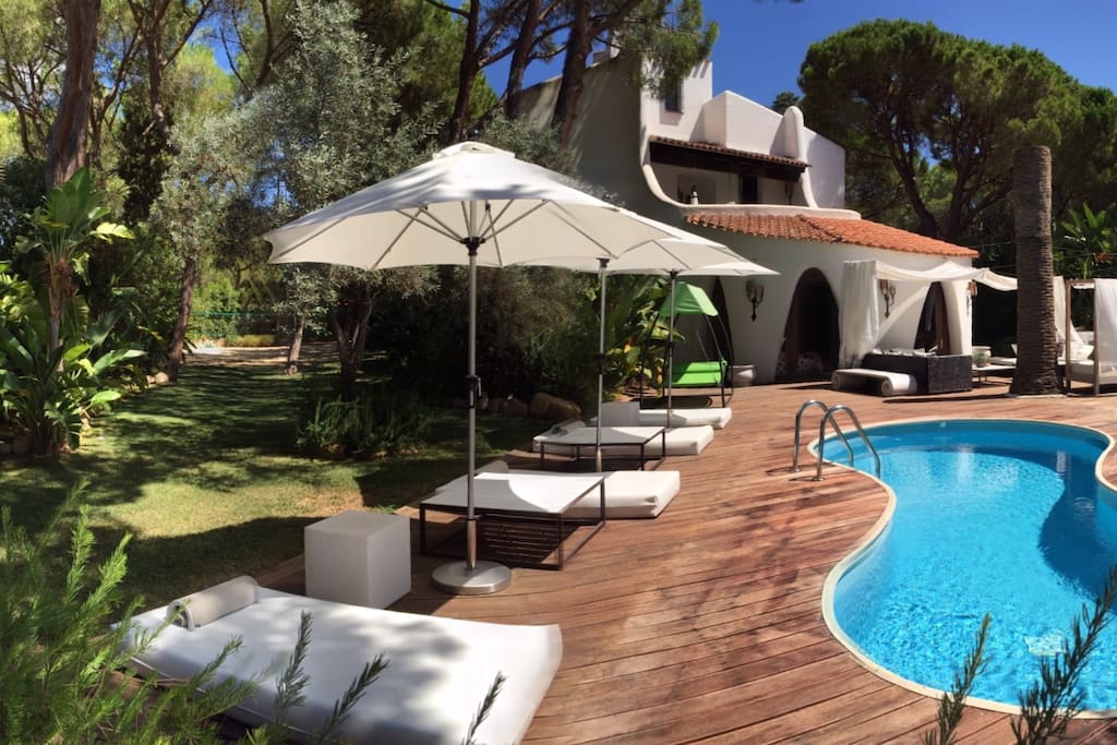 Vista della Villa con piscina e zona solarium