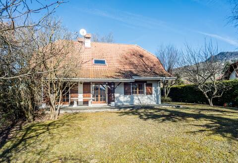 Charming 4 BR home sleeps 7...just outside Geneva