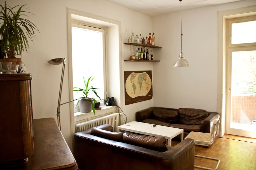 Wohnzimmer mit bequemeb Ledersofas