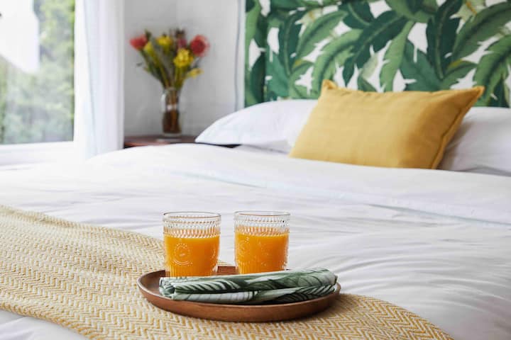 Flora Room - Geuza Down & Fresh Orange Juice