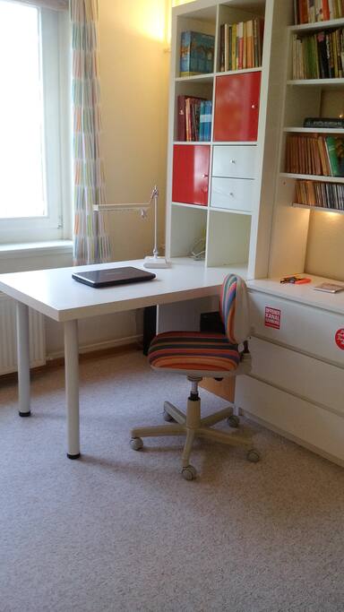 Kleiner Schreibtisch mit Tageslicht.