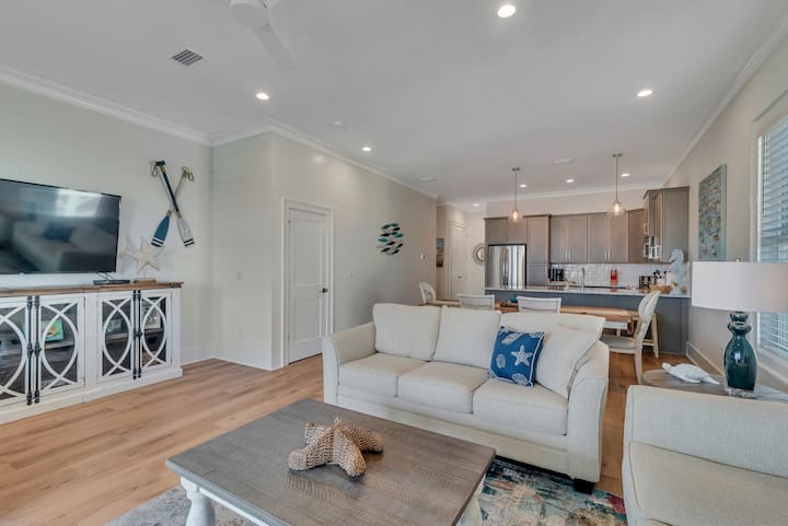 טלוויזיה חכמה 65אינץ 'עם כבלים לסלון.  הארון שמתחת מאחסן כמה משחקים וכרטיסים לשימושכם. 