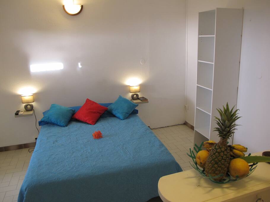Chambre climatisée, moustiquaire, penderie