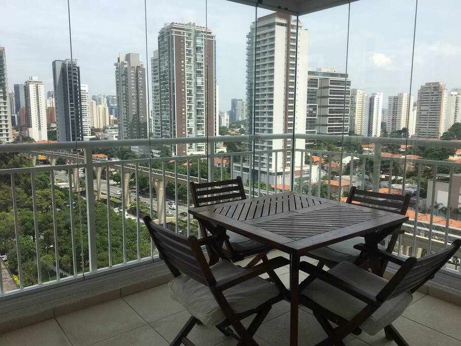 Terraço gourmet com envidracamento que abre e fecha por completo