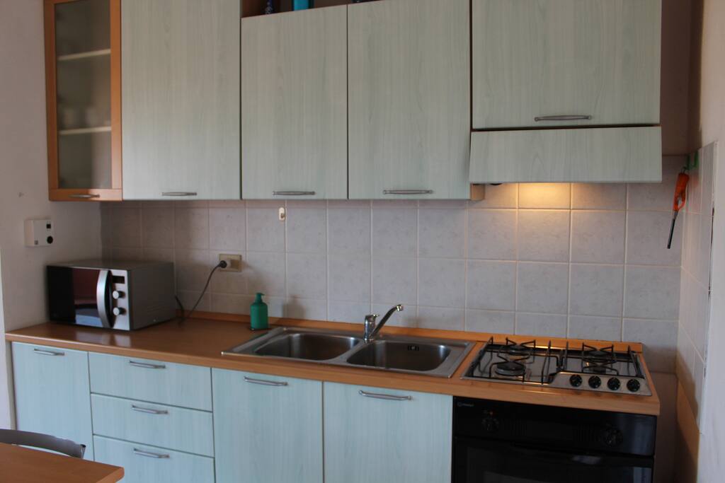 cucina accessoriata di tutto (forno a microonde, forno elettrico, cucina a gas)