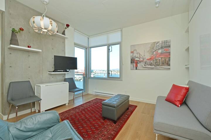 ★ WATERFRONT CONDO IN THE ❤︎ OF TOWN ★