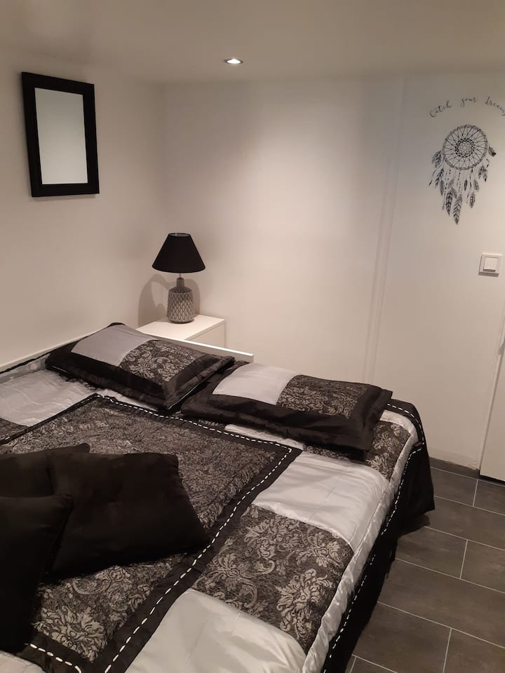 Lit ouvert 2 x 80 = 160.
linge de lit oreillers couettes tout neuf
(Hauteur loi carrez)