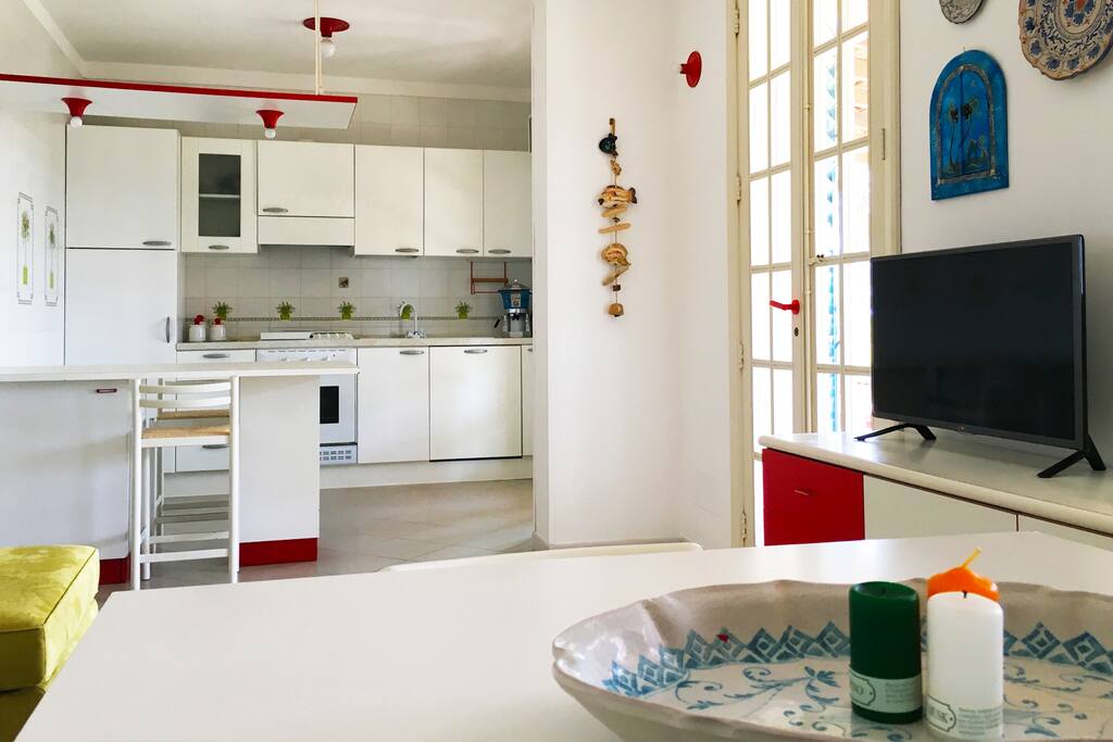 La cucina con penisola e zona snack