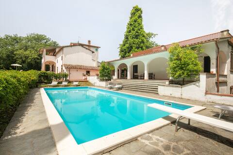 Villa, fenced pool & garden
