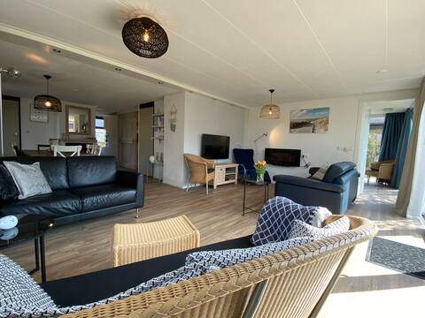 Top Airbnb: Renovated, Luxury, Holiday Bungalow, Grevelingen in Wijk 01 Brouwershaven