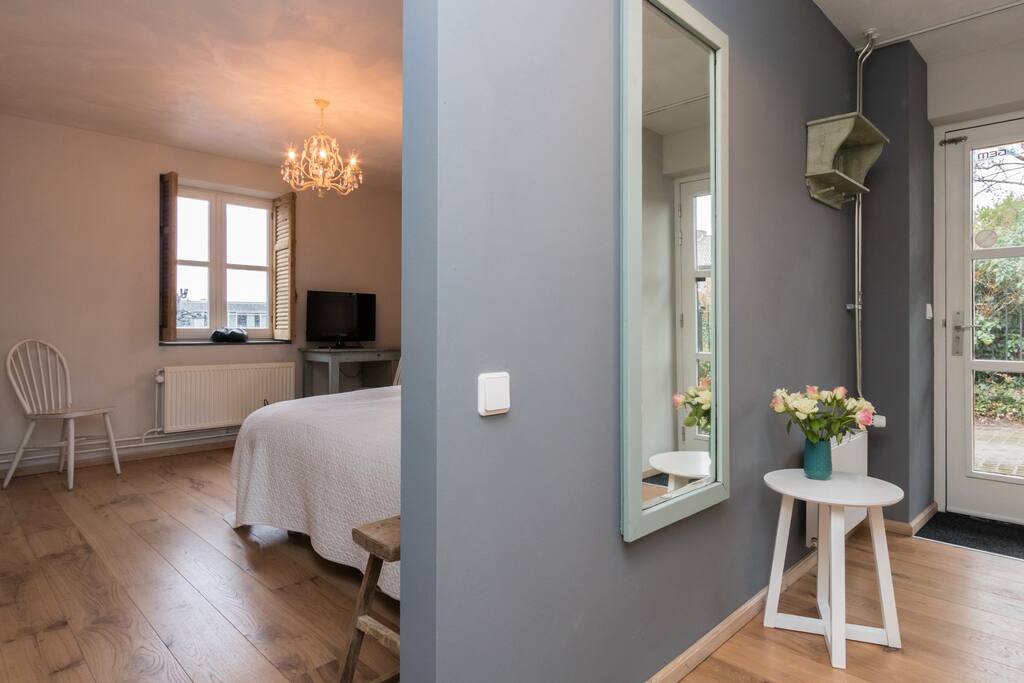 Slaapkamer en entree.