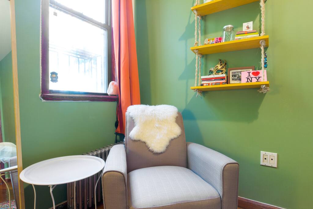 Guest Bedroom: Reading Nook