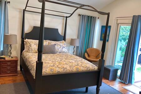 Private Master Bed/Bath set in lush Burbank oasis