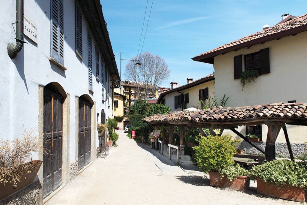 this is the access street to the building, the famous VICOLO PRIVATO DEI LAVANDAI, enchanting alley of the canal NAVIGLIO GRANDE.