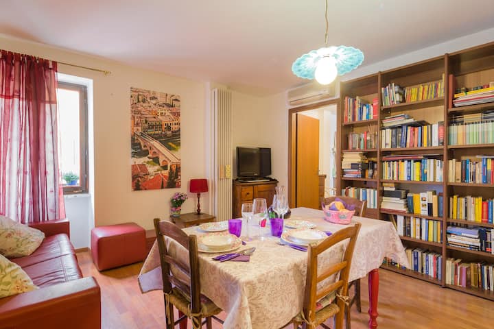  Dining table and bookcase -  Tavola da pranzo e libreria 