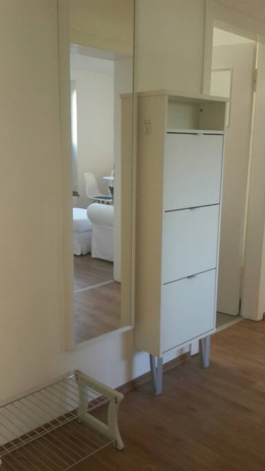 Diele mit Spiegel und Schuhschrank