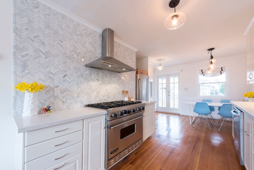 A chef's dream- this 6 burner Viking stove, tons of counter space, and stunning marble backsplash makes meal prep easy.