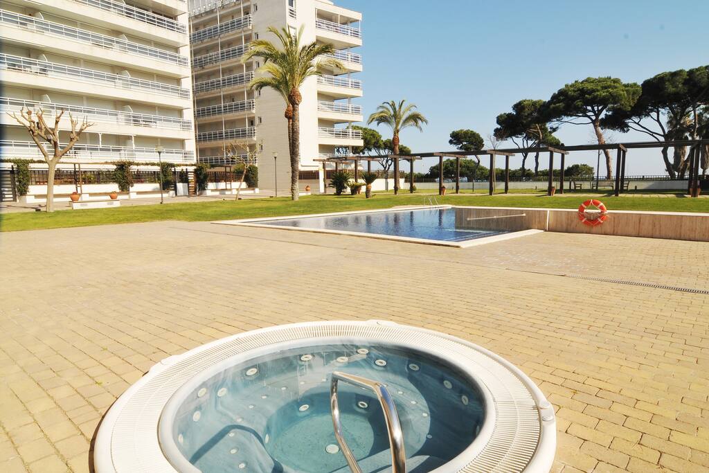 Baños al sol y en las piscinas al aire libre en su hamaca disfrutando del sol