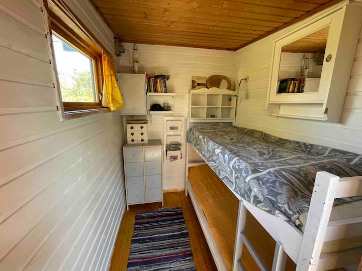 卧室配备双层床。客房设有独立入口，以前用作储藏室。梳妆台。 