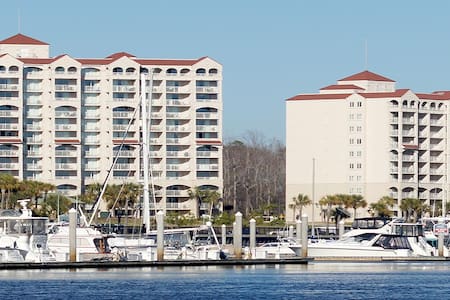 Barefoot Resorts Yacht Club #B single bdrm Queen