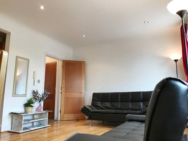 2Bedroom 2Bathroom Spacious Home in Central London gallery image 3