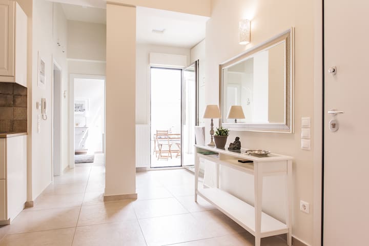 100 sqm Acropolis apt/2 BR/PATIO/AC/- 5 guests