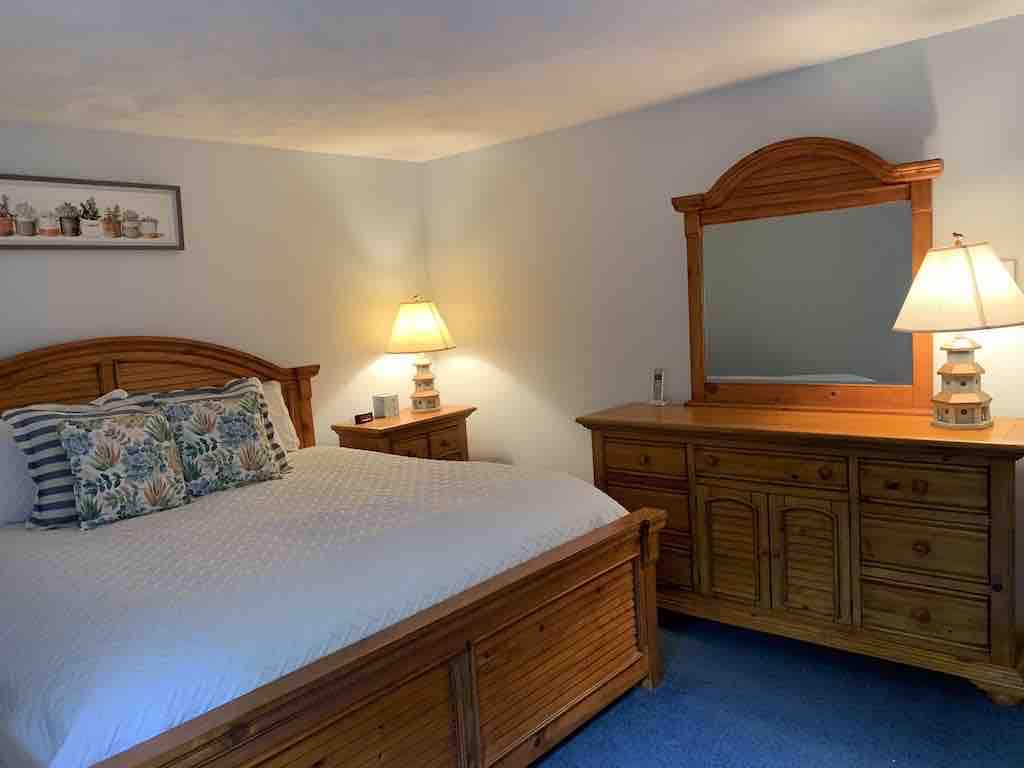 Hlavná spálňa, manželská posteľ s vlastnou kúpeľňou a inteligentnou televíziou. 