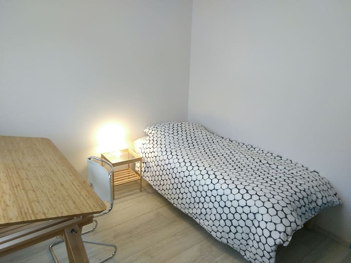 El segundo dormitorio con cama de 90 x 200 cm