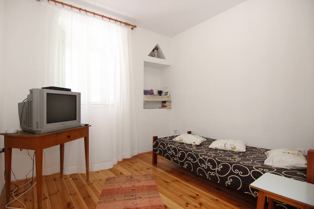 living room (single bed, SATtv)