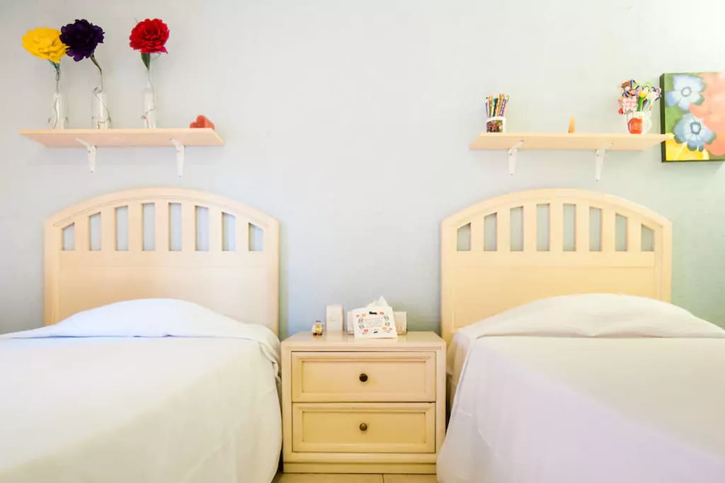 Habitación con dos camas individuales / Room with two individual beds