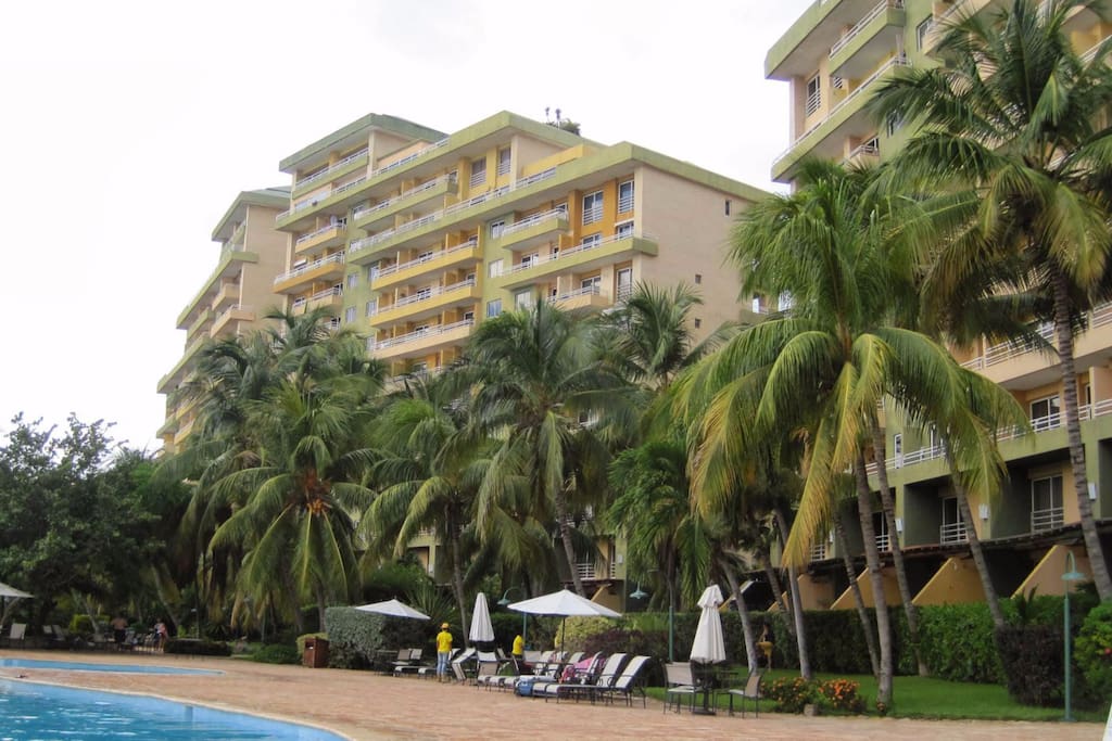 Área de piscina frente del apartamento
