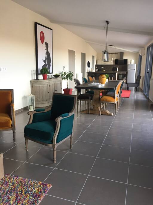 Grand salon avec grande table à manger