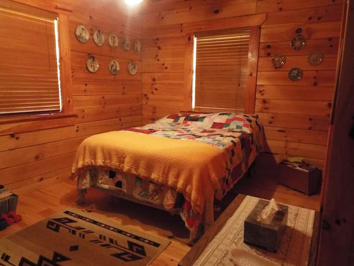 חדר אורחים עם ארון.
