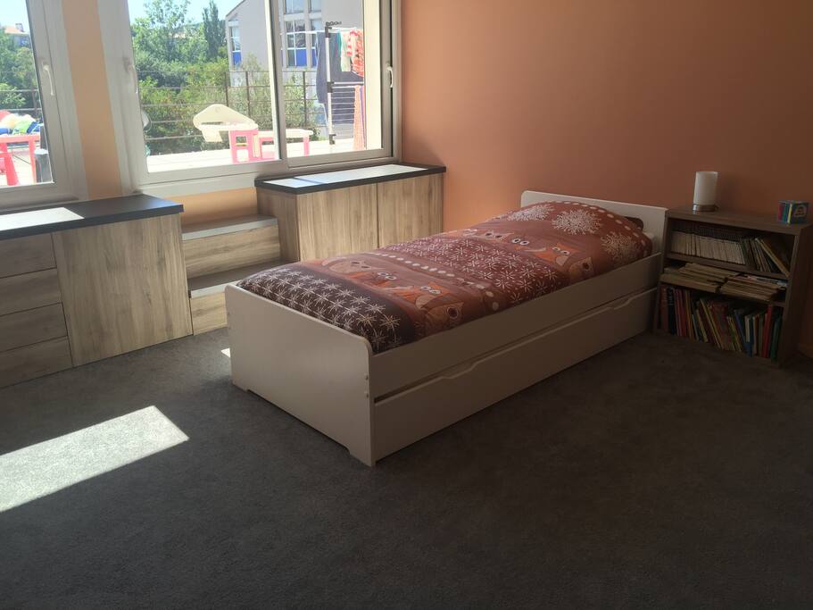 Chambre 2 de 17m² donnant sur la terrasse (lit gigogne pouvant faire un lit 2 places ou 2 lits simples)